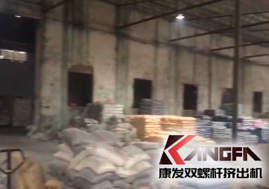 康發(fā)多年老客戶雙螺桿擠出機車間一角，有序生產(chǎn)，業(yè)務(wù)紅火！