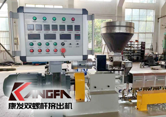學(xué)校及實(shí)驗(yàn)室用康發(fā)20型雙螺桿擠出機(jī)。該機(jī)型適用于學(xué)校及企事業(yè)單位高分子聚合物合成，混煉，配方研發(fā)，擠出造粒，配合其他試驗(yàn)儀器一起使用！康發(fā)20型雙螺桿擠出機(jī)好用、實(shí)用、價(jià)又實(shí)！暢銷(xiāo)高校及企業(yè)試驗(yàn)室！