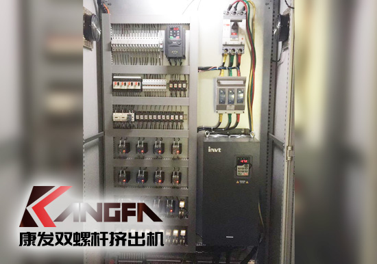 標準化全新雙螺桿擠出造粒機組非??煽坑行У脑O計理念,保證了擠出的可靠運行。高扭矩專用驅(qū)動系統(tǒng),齒、軸為高強度合金鋼,滲碳、磨齒處理。