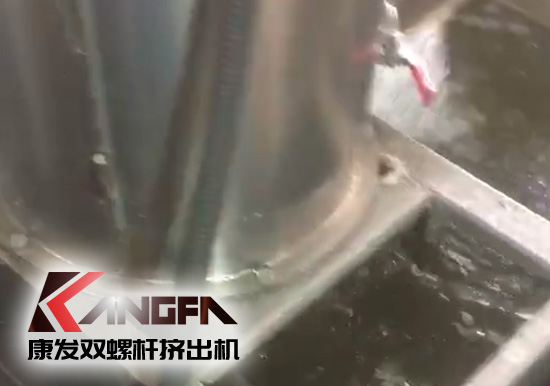 康發(fā)雙螺桿水環(huán)切粒機(jī)組,造粒大小均勻,無(wú)粘粘!
