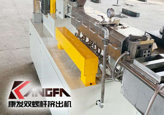 塑料廠實驗室研究專用康發(fā)20型雙螺桿擠出造粒機組設備，機筒內徑 20mm/長徑比 28-48/主電機功率 5.5kw/螺桿轉速 100rpm/參考產量 5-20kg/h。