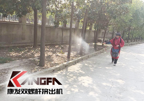 戰(zhàn)疫情、防風(fēng)險、保安全!康發(fā)雙螺桿擠出機(jī)復(fù)工在即,全廠實現(xiàn)全方位消毒!