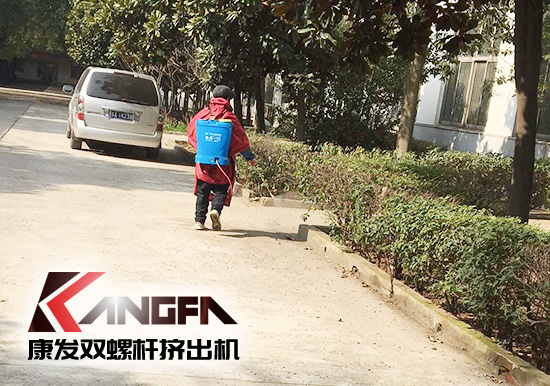 戰(zhàn)疫情、防風(fēng)險、保安全!康發(fā)雙螺桿擠出機(jī)復(fù)工在即,全廠實現(xiàn)全方位消毒!