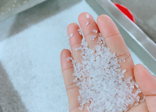 料子表面光滑，顆粒大小均勻。