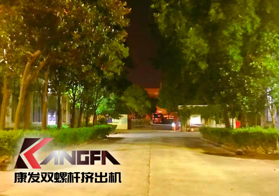 總裝車間：眾志成城齊奮戰(zhàn) 全力以赴保發(fā)貨 確保雙螺桿擠出機(jī)設(shè)備按期交付至顧客手中。