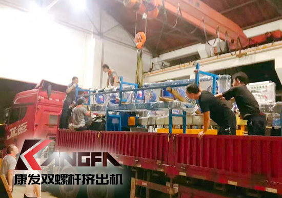 總裝車間：眾志成城齊奮戰(zhàn) 全力以赴保發(fā)貨 確保雙螺桿擠出機(jī)設(shè)備按期交付至顧客手中。