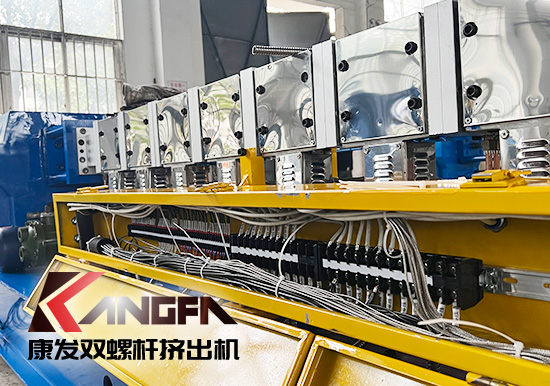 臨近年底,雙螺桿擠出機(jī)發(fā)貨忙,全力以赴為市場(chǎng)!