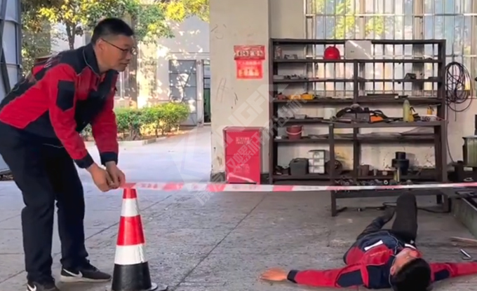人人講安全，個(gè)個(gè)會(huì)應(yīng)急！南京康發(fā)雙螺桿擠出機(jī)開展《觸電傷害應(yīng)急預(yù)案演練》取得圓滿成功