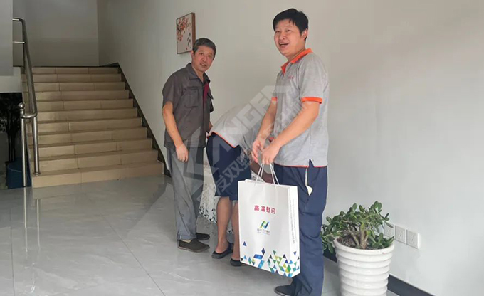 南京江北新區(qū)總工會(huì)深入康發(fā)雙螺桿擠出機(jī)一線開展“來高溫慰問”慰問活動(dòng)!