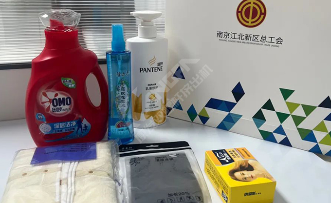 南京江北新區(qū)總工會(huì)深入康發(fā)雙螺桿擠出機(jī)一線開展“來高溫慰問”慰問活動(dòng)!