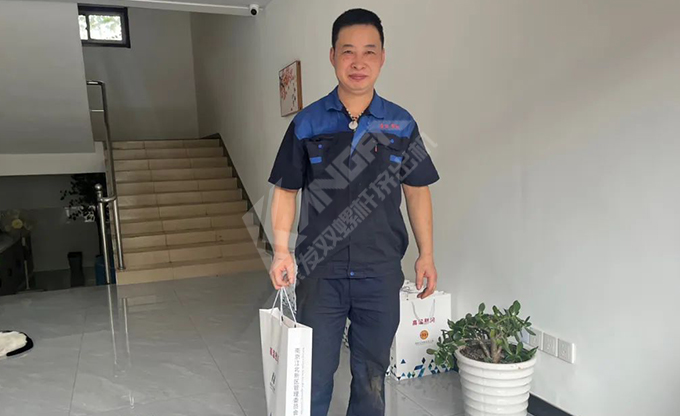 南京江北新區(qū)總工會(huì)深入康發(fā)雙螺桿擠出機(jī)一線開展“來高溫慰問”慰問活動(dòng)!