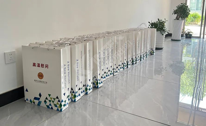 南京江北新區(qū)總工會(huì)深入康發(fā)雙螺桿擠出機(jī)一線開展“來高溫慰問”慰問活動(dòng)!