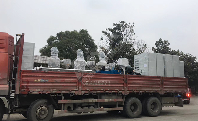 新年伊始,康發(fā)雙螺桿擠出機成功裝車發(fā)貨,助力客戶生產(chǎn)效率再上新臺階
