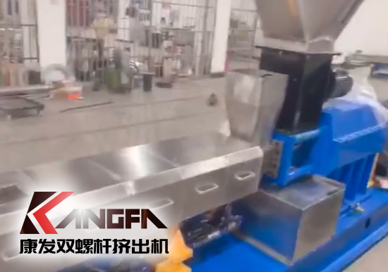 “中國(guó)制造”尋求挖掘更大的非洲需求！JSH-65型雙螺桿擠出機(jī)設(shè)備出口設(shè)備帶料試機(jī)，坐標(biāo)非洲！