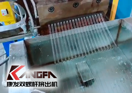 康發(fā)雙螺桿擠出機(jī)熔噴料生產(chǎn)線交付,每天可以為市場(chǎng)提供800萬只口罩的原料。生產(chǎn)線出料均勻,不斷條!料子表面光滑,顆粒大小均勻!口罩布(熔噴布)熔脂可達(dá)1400-1600!