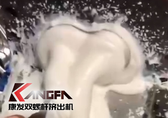 康發(fā)雙螺桿擠出設備以其過硬的產品技術、卓越的產品質量贏得了越來越多的忠實用戶，并在競爭日趨激烈的市場獲得優(yōu)勢！