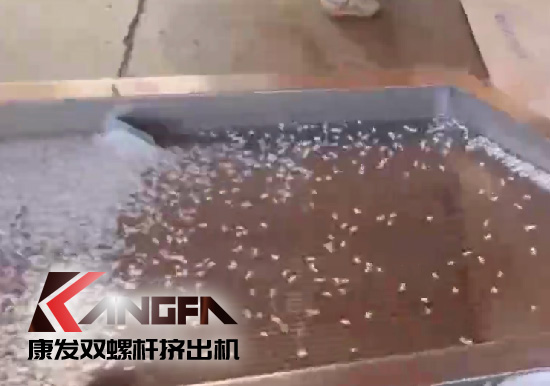 雙螺桿擠出機制造！追求品質(zhì)，精益求精！康發(fā)雙螺桿帶料試機
