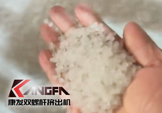 水下切粒雙螺桿擠出機機組安裝調(diào)試生產(chǎn)！深耕于雙螺桿擠出機行業(yè)！相信我們！您會獲取更大的利益?。?！